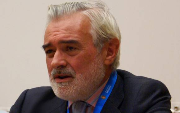 Villanueva explica que es necesario abordar el tema de un diccionario para los nativos digitales. FOTO cortesía wikimedia 