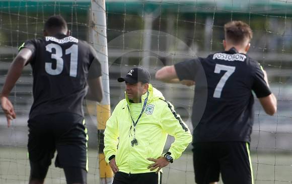 Carlos Eduardo Velasco hace un meritorio trabajo en Nacional junto con sus compañeros del cuerpo técnico. FOTO Jaime Pérez