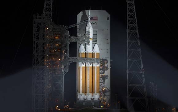 En la parte superior la cápsula Orión lista para partir desde Cabo Cañaveral. FOTO Nasa