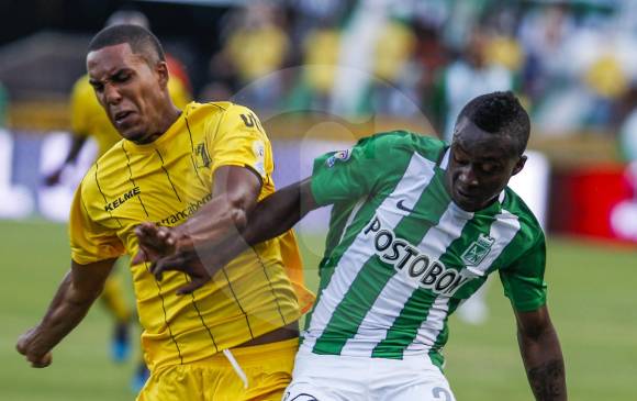 Marlos Moreno, jugador de Nacional, hizo una “bicicleta” durante el partido ante Alianza Petrolera. El fútbol espectáculo, que no debe ofender al rival, y que tanto pide la gente. FOTO jaime Pérez
