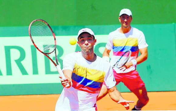 Cabal (adelante) y Farah tuvieron sacrificio pero se encontraron con dos duros rivales. FOTO REUTERS