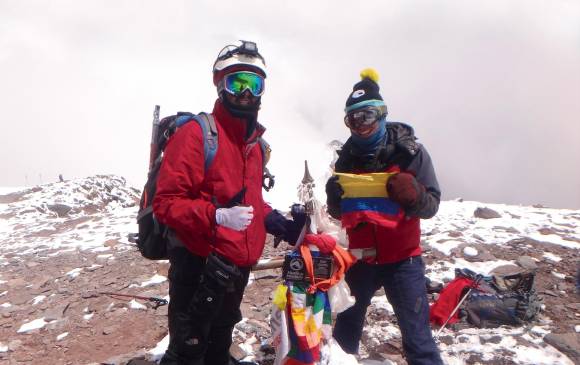 Gabriel Jaime Morant Peláez -a la izquierda-, montañista antioqueño, quien recién coronó la cima más alta de América. Aparece aquí al lado de un escalador argentino quien también posó con la banderita colombiana. FOTOs cortesía 