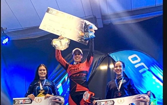 Mariana Pajón, en lo más alto del podio en Envigado, acompañada por Melissa Vargas y Sofía Lozano. FOTO cortesía F. Giraldo