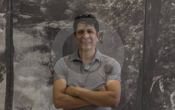 “El arte tiene que inscribirse en un contexto” señala Tomás Ochoa para explicar por qué su obra aborda temas de carácter social y político en diferentes momentos. FOTO donaldo zuluaga