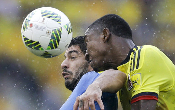 Luis Suárez y Óscar Murillo en disputa de un balón durante el duelo de ayer en el estadio Metropolitano. FOTO ap