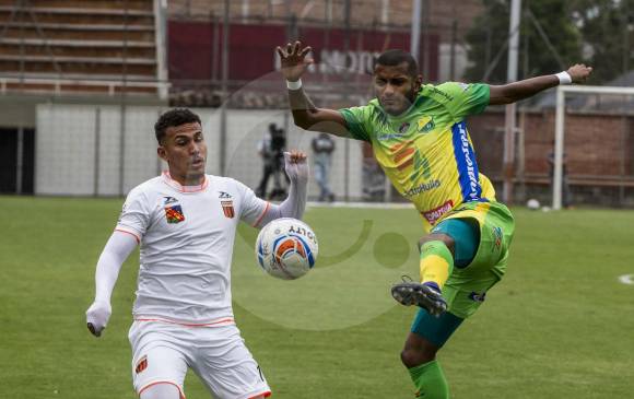Pese a la insistencia de Envigado, Huila fue eficaz cuando se lanzó al ataque. Opitas visitarán ahora a Millonarios. FOTO JAIME PÉREZ