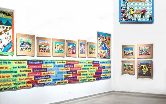 La vida que se teje reúne comunidades y tejedoras como Juana Alicia Ruíz, líder de la iniciativa Mujeres Tejiendo Sueños y Sabores de Paz de Mampuján (Bolíbar). FOTO Cortesía Museo de Antioquia