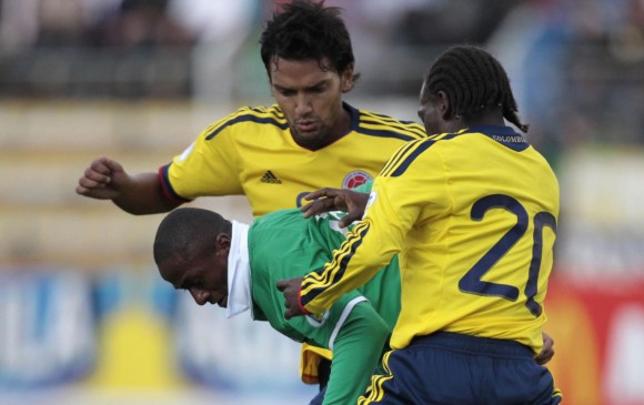 En la imagen Diego Chará, con el número 20, presionando a un jugador de Bolivia junto con Abel Aguilar. FOTO reuters