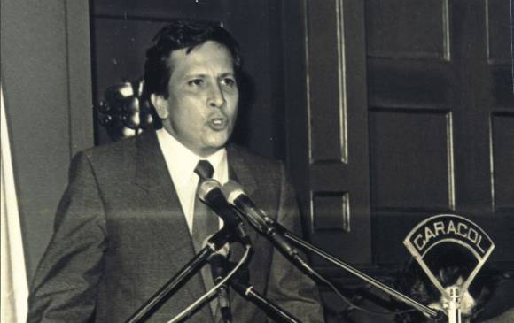 A las 6:30 p.m. de hoy, en la Biblioteca Pública Piloto de Medellín, habrá un conversatorio con Alberto Donadío y el congresista Rodrigo Lara. En la foto, el ministro Lara Bonilla. FOTO archivo.