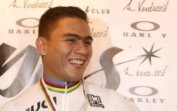 La felicidad de Fabián era contagiosa, y más al compartir su medalla con Maximiliano, también vestido de arcoíris. FOTO efe