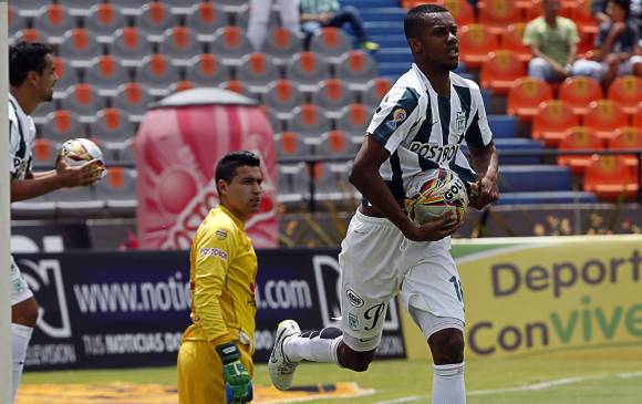 Jonathan Copete celebra el tanto que abrió la senda de la victoria ante Santa Fe en el Atanasio. FOTO Henry agudelo