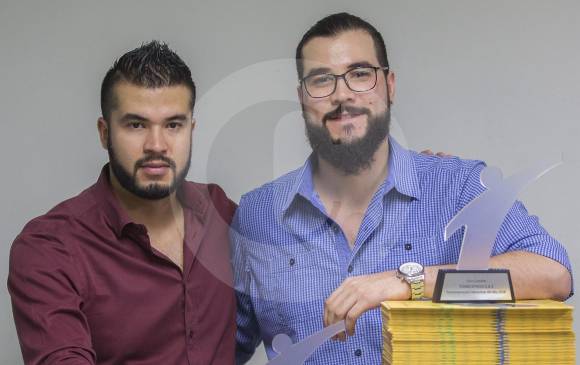 Andrés Felipe y Diego (el más alto), ganaron el premio Famiempresario del año 2016, de Interactuar. FOTO donaldo zuluaga