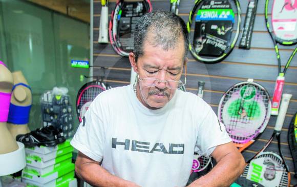 Federico Rendón también trabaja como piscinero en un parque recreativo de Envigado. FOTO juan antonio sánchez