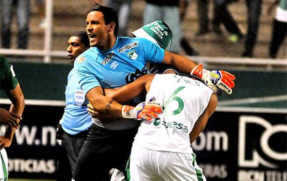 En trifulca terminó el juego entre azucareros y petroleros. Aunque faltaba un minuto, el árbitro terminó el partido. FOTO COLPRENSA. 