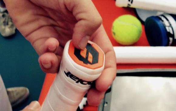 Antes de usar la raqueta el jugador la debe encender para que se active la señal de Bluetooth y posteriormente al terminar, apagarla. FOTO AP