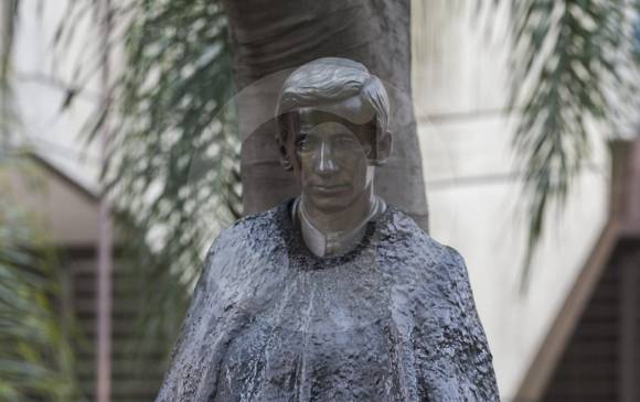 Esculturas de la avenida La Playa fueron intervenidas por estudiantes de Bellas Artes