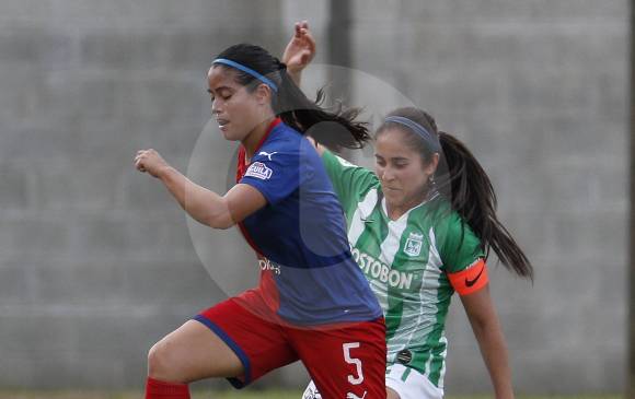 Paula Botero y Carolina Arbeláez, durante el clásico regional. La segunda se fue a jugar a España. FOTO manuel saldarriaga