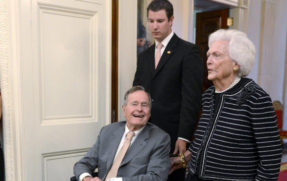 Fotografía de archivo del expresidente de EE.UU. George H.W. Bush y la exprimera dama Barbara Bush quienes asisten a la presentación de los retratos de su hijo George W. Bush y su mujer Laura Bush. Foto: EFE