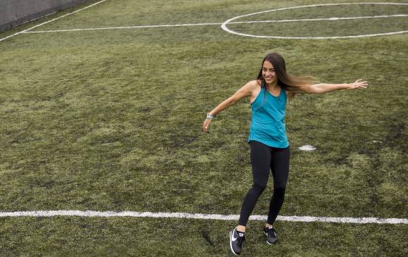 Isabella Echeverri, en las canchas de la Jaula del Ángel, en el Centro Comercial Viva. Voz autorizada del fútbol femenino. FOTO esteban Vanegas