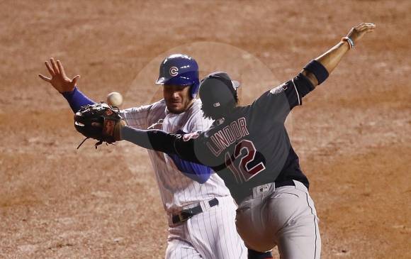 Kris Bryant, de los Cachorros, es puesto out por Francisco Lindor (12) de los Indios durante el quinto juego de la Serie. FOTO AFP