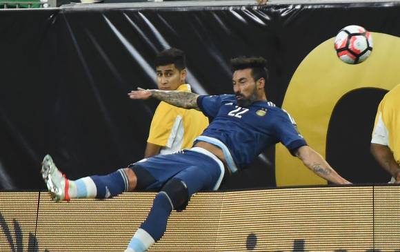 En la aparatosa caída, Lavezzi sufrió una fractura de codo. FOTO AFP