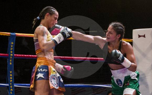 Parte del combate Dayana-Meyerlin se disputó en la distancia. Al final, fue empate la pelea entre ambas en Medellín. FOTO JAIME PÉREZ