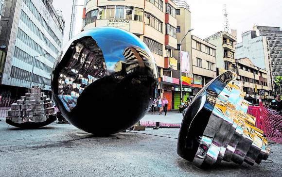 La superficie brillante refleja la imagen del centro de forma distorsionada. FOTO CORTESÍA