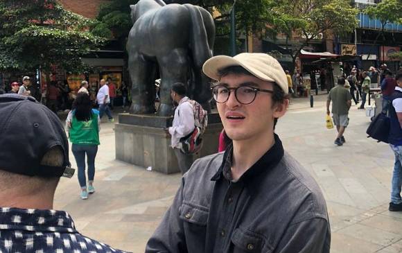 Isaac Hempstead-Wright aprovechó su visita a Medellín para ir a la Plaza Botero y hacer el grafitour en la comuna 13. FOTO AFP