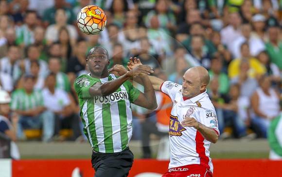 Víctor Ibarbo, marcado por uno de los jugadores de Huracán en el último juego de ambos en el Atanasio. FOTO Juan Antonio sánchez