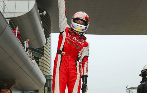 Julio Sebatián Acosta, piloto colombiano campeón en F-4 en China. FOTO cortesía Julio Sebastián Acosta y Fedeautos