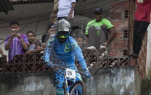 La curva más exigente del recorrido fue la que más gente concentró alrededor del Urban Bike Medellín. FOTO donaldo zuluaga