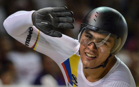 Fabián Puerta, de 25 años y actual campeón panamericano, sigue sorprendiendo con su talento. FOTOs AFP y éder garcés (fedeciclismo)