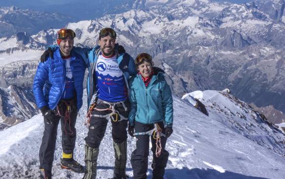 Las escarpadas montañas rusas vestidas de nieve fueron conquistadas por Ana Bustamante, Nicolás Díaz y Gabriel Morant. FOTOs cortesía Huella de Montaña
