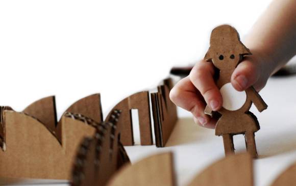Un niño juega con una figura de cartón realizada por la editorial Milimbo, en Valencia, España, que utiliza este material para contruir sus juguetes, alejados de las nuevas tecnologías. Foto EFE