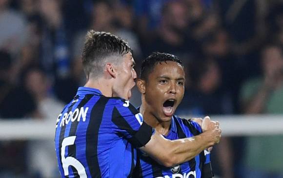 El festejo de Luis Fernando Muriel fue por partida doble. Aquí, con uno de sus compañeros del Atalanta. FOTO reuters