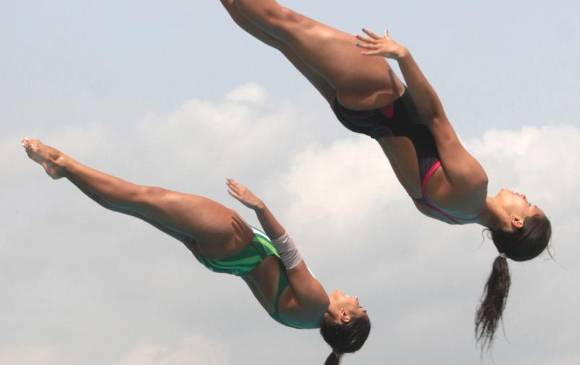 Manuela Ríos (traje verde) y Sara Bedoya ganaron oro para Colombia en Venezuela. FOTO archivo