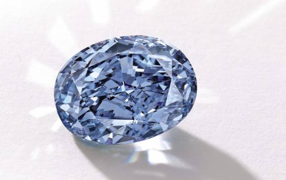 Según la casa de subastas solo hay doce diamantes azules de más de 10 quilates en el mundo. FOTO AFP