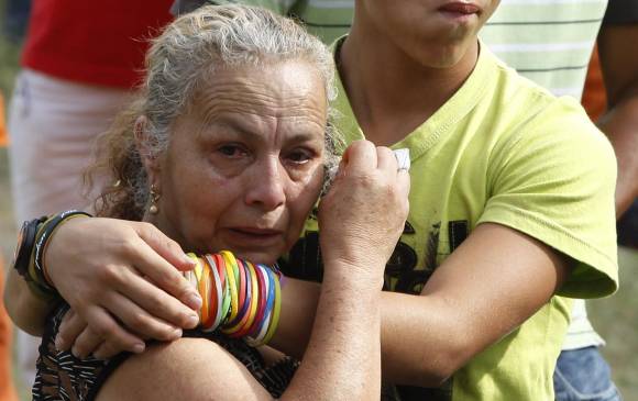 Doña María Arango y su nieto Alexander esperan que los organismos de socorro encuentren pronto a los 15 mineros. Anoche, lograron rescatar sin vida a dos de ellos. FOTO jaime pérez