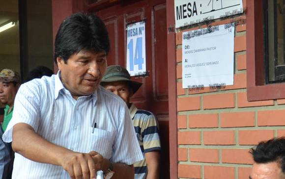 El presidente Evo Morales el domingo en las urnas de votación por el referéndum. FOTO: AFP 