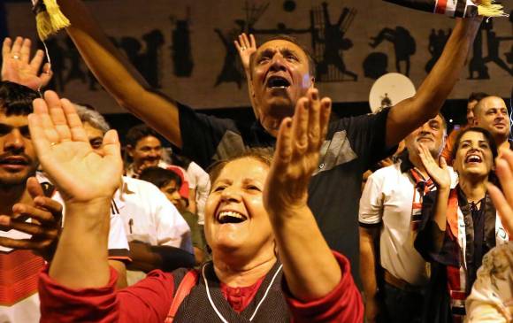 Por las calles de Mosul, Irak, hubo fiesta ayer luego del anuncio de que la ciudad había sido despejada de terroristas. FOTO efe