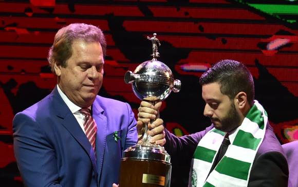 El presidente de Colfútbol, Ramón Jesurún, entregó el trofeo al Juego Limpio en el Centenario de la Conmebol que ganó Nacional. Recibió Daniel Jiménez, jefe de gestión humana. FOTO AFP