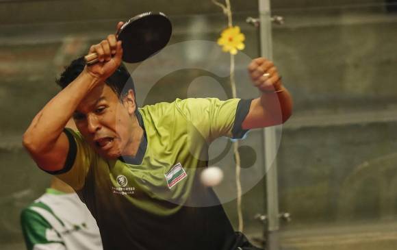 Alexánder Echavarría fue la gran figura del Nacional de tenis de mesa que concluyó en Medellín. FOTO Robinson Sáenz