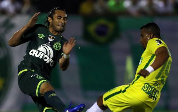 En la imagen aparece el lateral Farid Díaz en la derrota ante el Chapecoense por la ida de la Recopa. FOTO reuters