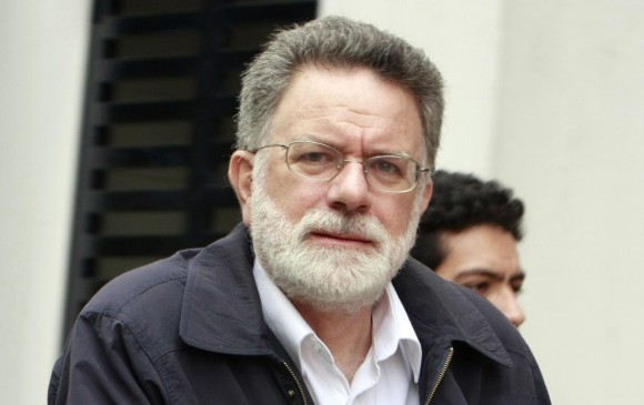 El excomisionado de paz Luis Carlos Restrepo indicó que las Farc son un grupo político-militar. Manifestó que la refrendación no puede ser el mismo día de elecciones populares. FOTO colprensa 