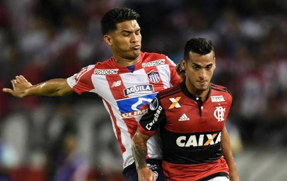 Teófilo Gutiérrez, en un mano a mano con Miguel Trauco. FOTO AFP