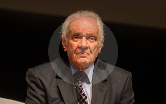 El científico Jorge Reynolds durante su participación en el encuentro, en el que dijo a los asistentes que tienen la responsabilidad del futuro de Colombia. FOTO Julio César Herrera