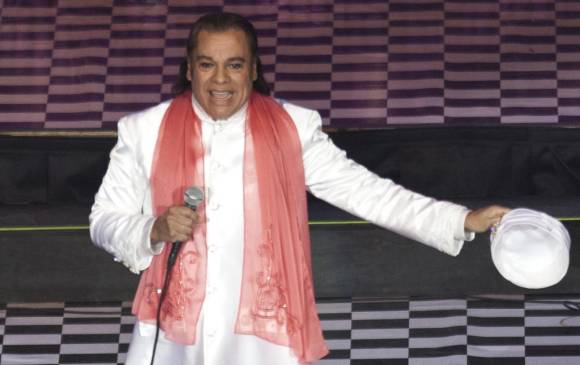 Juanga, como también se le llamaba, pasó de ser un galán para solteras a ser un cantante con atuendos y ademanes afeminados. FOTO Archivo AP (02/14/2012)