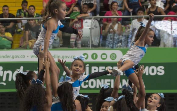 Robledo tuvo en el equipo de porrismo de Villa Flora una buena representación. Las niñas fueron las segundas en salir, después de Bello. FOTO manuel saldarriaga 
