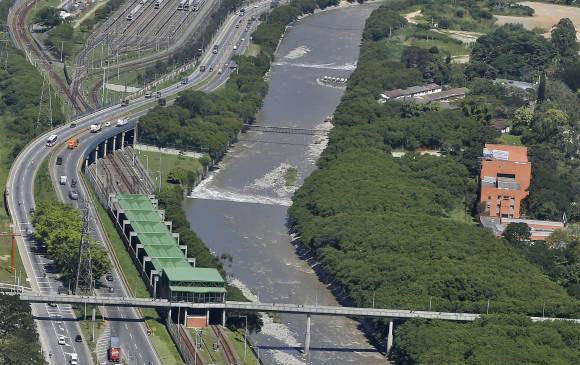 Panorámica del Río Medellín sobre la estación Madera del Metro. FOTO JUAN ANTONIO SÁNCHEZ