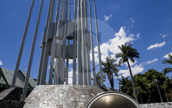 La ausencia de banderas y el deterioro son evidentes en esta plaza. FOTO julio césar herrera